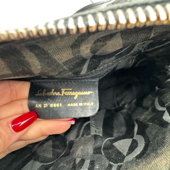 Salvatore Ferragamo Small Crossbody Bag With Signature Closure Black Leather - Picture 12 of 17